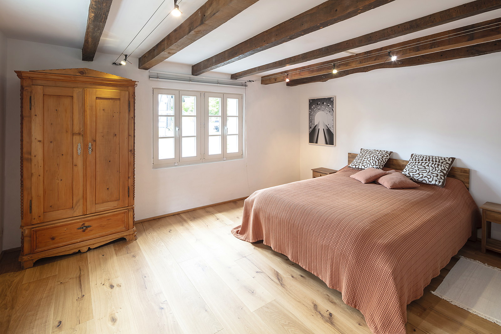 Schlafzimmer mit Doppelbett und Kleiderschrank