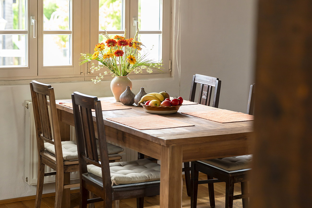 Esstisch mit Blumenstrauß