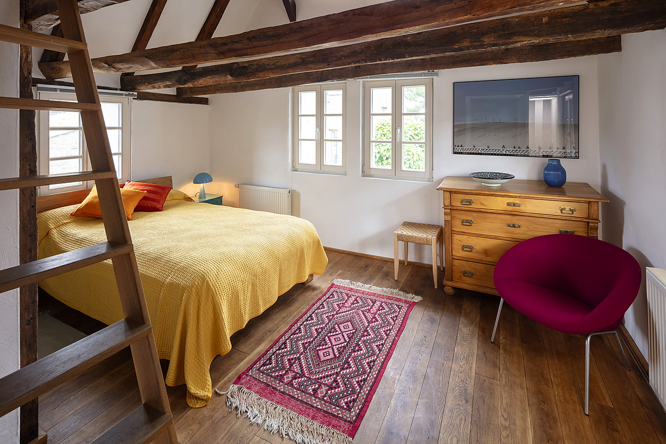 Schlafzimmer mit Leiter zum Spitzboden
