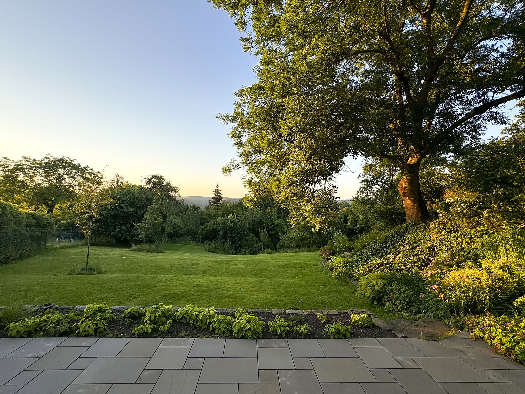 Terrasse mit Blick auf den Garten