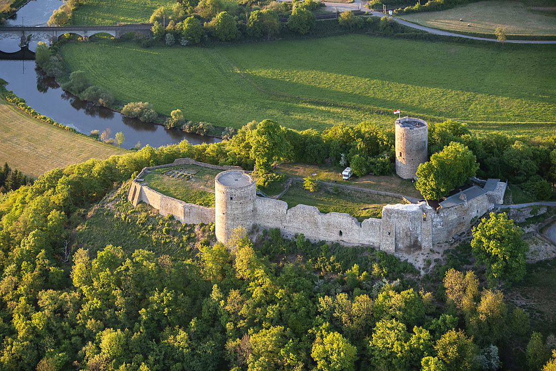 Ruine der Burg Blankenberg aus der Luft